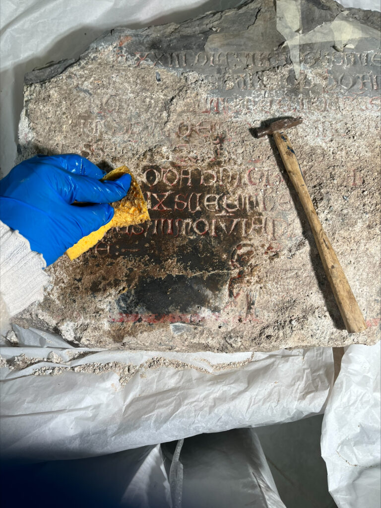 Piano di valorizzazione 2026. Riemersioni. L’epigrafe medievale del Priamar tra scavo, studio e restauro